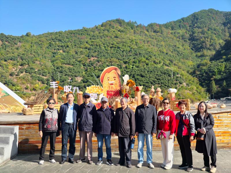 市统计局组织开展重阳节敬老活动